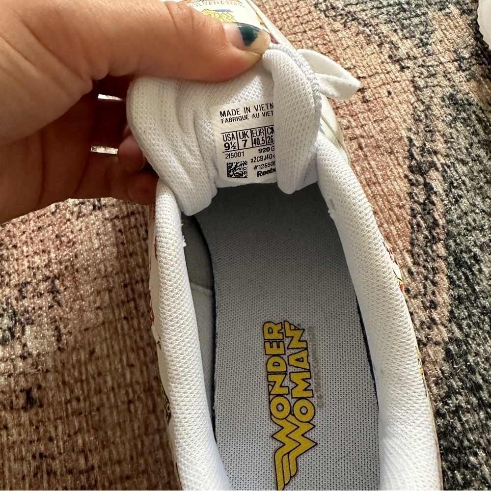 Reebok Wonder Woman White Tennis Shoes sz 9.5 - Picture 7 of 7